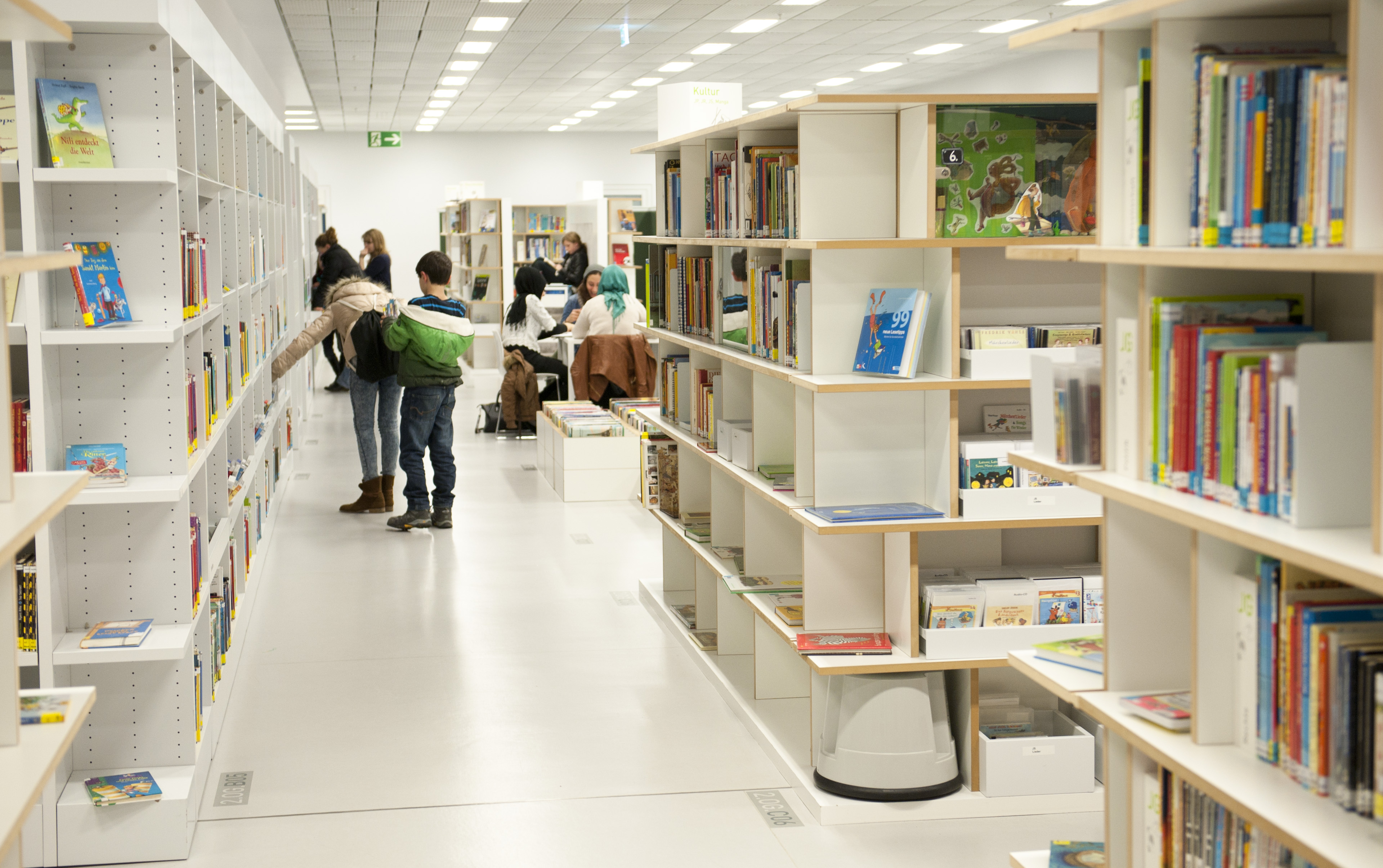 In der Bibliothek kommt die gesamte Gesellschaft zusammen.