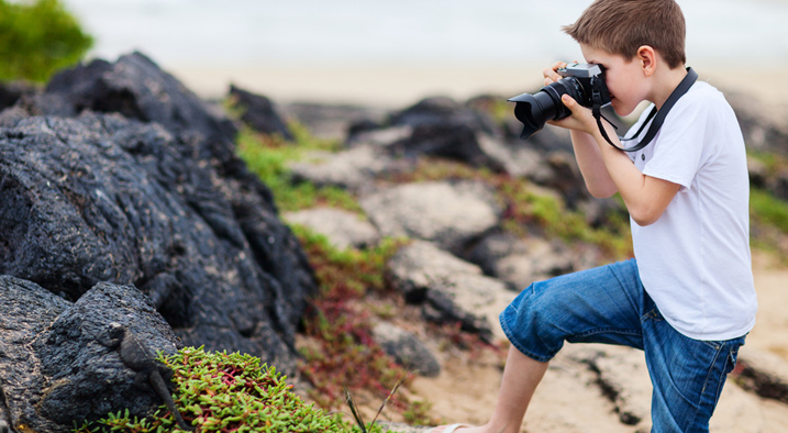 Eine Junge fotografiert die Landschaft